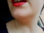 La matrigna italiana si masturba in macchina mentre porta il figliastro a scuola 11/16