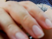 La matrigna italiana si masturba in macchina mentre porta il figliastro a scuola 13/16