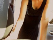 La matrigna italiana si masturba in macchina mentre porta il figliastro a scuola 15/16