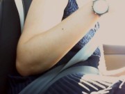 La matrigna italiana si masturba in macchina mentre porta il figliastro a scuola 3/16