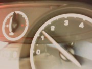 La matrigna italiana si masturba in macchina mentre porta il figliastro a scuola 4/16