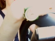 La matrigna italiana si masturba in macchina mentre porta il figliastro a scuola 8/16