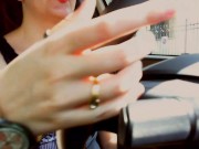 La matrigna italiana si masturba in macchina mentre porta il figliastro a scuola 9/16