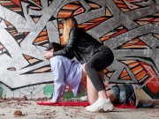 Я трахаю его на заброшенной фабрике, глядя на проезжающие поезда