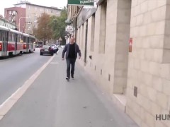 Hunt4k. Chick breekt met bf en wordt geneukt door rijke griezel...