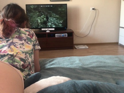 Boyfriend fucks girlfriend while she plays game POV