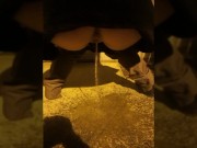 L'étudiante pisse, urine, pipi dans la rue ( publique) essai de ne pas... 11/16
