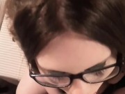 REDHEAD FA UN RAPIDO POMPINO CON SCHIZZATA SUGLI OCCHIALI 7/16