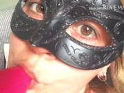 Elle se doigte, joue avec son gode et lèche sa crème après avoir jouit 7/16