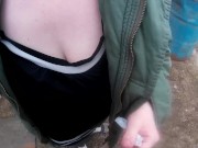 МАМКА ДРУГА С БОЛЬШОЙ ЗАДНИЦЕЙ ПИСАЕТ И ДЕЛАЕТ МИНЕТ  НА ПРИРОДЕ 14/16