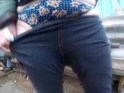 МАМКА ДРУГА С БОЛЬШОЙ ЗАДНИЦЕЙ ПИСАЕТ И ДЕЛАЕТ МИНЕТ  НА ПРИРОДЕ 3/16