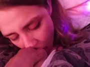 На вписке отсосала незнакомцу. Его большой член трудно вместился в ротик 8/16