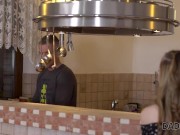 DADDY4K. Melocotón flaco habla ruso al padre de BF y luego follan 2/16