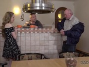 DADDY4K. Melocotón flaco habla ruso al padre de BF y luego follan 3/16