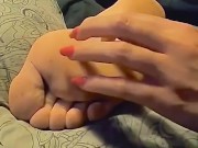 AMATEUR TICKLING MASSAGE ! LONG NAILS MILF TICKLING SLEEPY SOLES 6/16