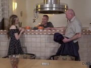 Daddy4k. Skinny Peach Parle Russe Au Père De Devant Son Copain 3/16