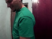 Me vienen a arreglar la puerta de casa y me acabo comiendo toda su corrida 1/16