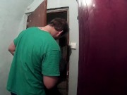 Me vienen a arreglar la puerta de casa y me acabo comiendo toda su corrida 2/16