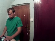 Me vienen a arreglar la puerta de casa y me acabo comiendo toda su corrida 9/16