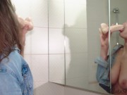 Грудастая Детка Сосет Дилдо и Ебет Киску до Оргазма В Ванной 4/16