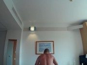 Empieza con una guerra de almohadas y acabo atada y con los ojos vendados 9/16