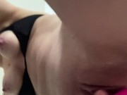 Una  italiana si diverte e squirta con un vibratore lussureggiante 1/16