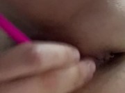 Una  italiana si diverte e squirta con un vibratore lussureggiante 14/16