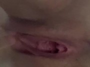 Una  italiana si diverte e squirta con un vibratore lussureggiante 16/16