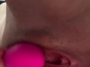 Una  italiana si diverte e squirta con un vibratore lussureggiante 5/16