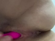 Una  italiana si diverte e squirta con un vibratore lussureggiante 6/16