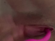 Una  italiana si diverte e squirta con un vibratore lussureggiante 8/16