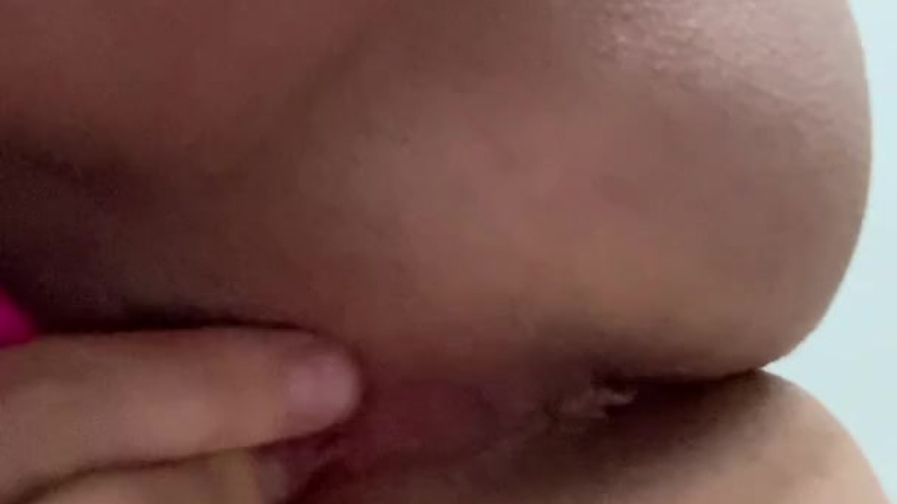 Una italiana si diverte e squirta con un vibratore lussureggiante - RedTube