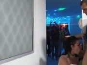 Me folla el hermano de mi esposo  en su fiesta a escondidas y acaba en mi boca 7/16