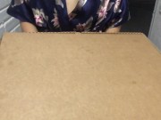 Доставщик пиццы кончил ей в рот 1/16