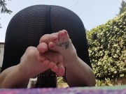 Nicoletta oggi ti fa guardare i suoi piedi sudati in un giardino pubblico coi suoi infradito 10/16