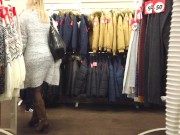 MILF en collant exhibe sa chatte à un inconnu 11/16