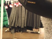 MILF en collant exhibe sa chatte à un inconnu 13/16