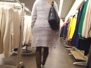 MILF en collant exhibe sa chatte à un inconnu 3/16