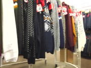 MILF en collant exhibe sa chatte à un inconnu 6/16