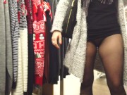 MILF en collant exhibe sa chatte à un inconnu 7/16