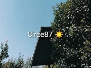 Pipi al parco pubblico su una panchina  1/16