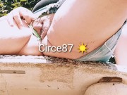 Pipi al parco pubblico su una panchina  10/16