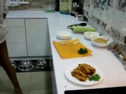 Быстрый секс с домохозяйкой в сексуальном платье во время приготовления печеных кабачков 16/16