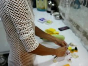 Быстрый секс с домохозяйкой в сексуальном платье во время приготовления печеных кабачков 3/16