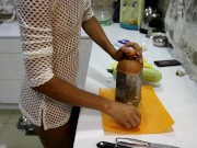 Быстрый секс с домохозяйкой в сексуальном платье во время приготовления печеных кабачков 4/16