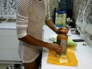 Быстрый секс с домохозяйкой в сексуальном платье во время приготовления печеных кабачков 6/16