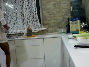 Быстрый секс с домохозяйкой в сексуальном платье во время приготовления печеных кабачков 8/16