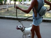 Секси джинсовые Шорты засветила грудь и соски во время прогулки с питбулем в городе 13/16