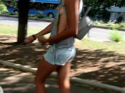 Секси джинсовые Шорты засветила грудь и соски во время прогулки с питбулем в городе 2/16