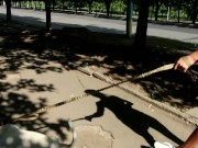 Секси джинсовые Шорты засветила грудь и соски во время прогулки с питбулем в городе 4/16